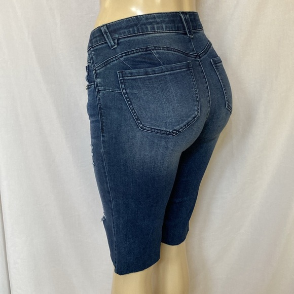 SALE!!! DEMOCRACY Tummy Control Size 6 Raw Hem DISTRESSED Bermuda Shorts NWOT - Picture 6 of 7